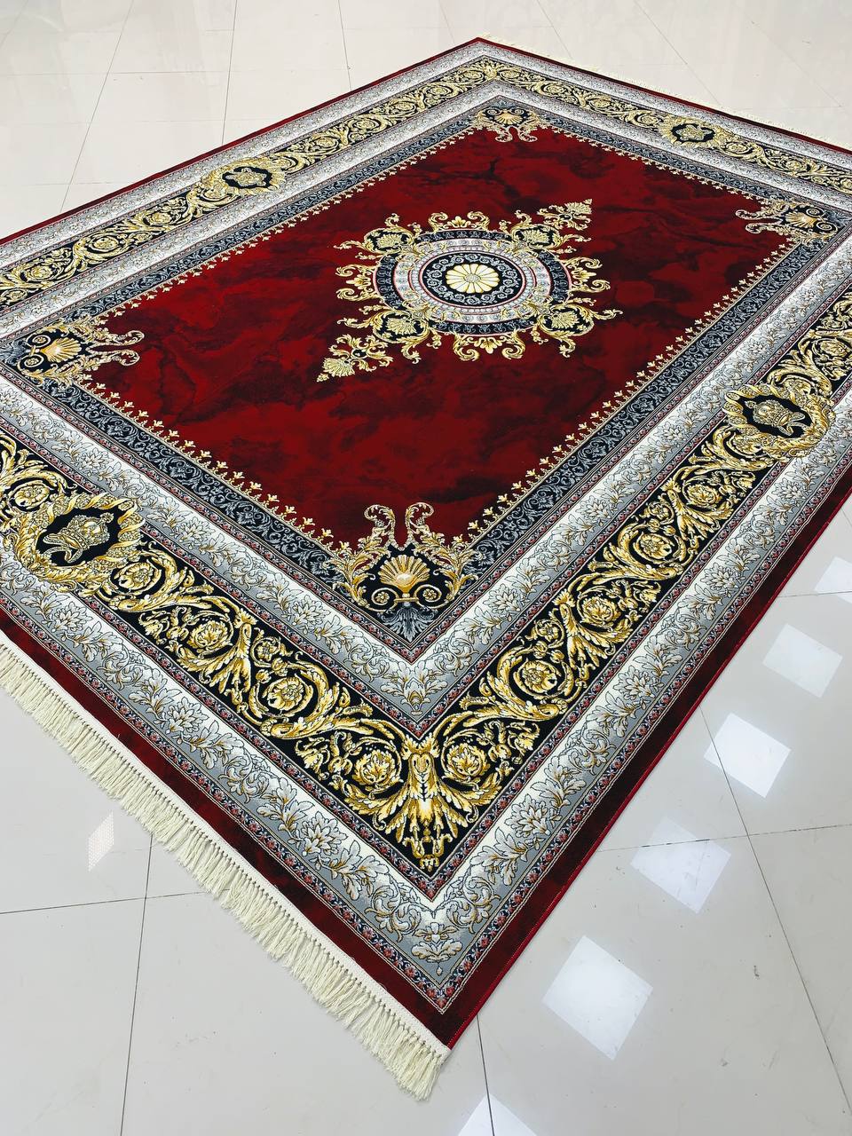 فرش سنتی ژینوس لاکی ۷۰۰ شانه با طرح خاص ایرانی